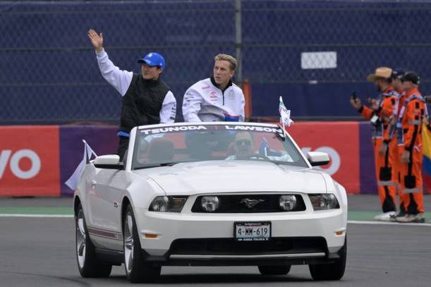 Lawson y Tsunoda, en su época juntos con Racing Bulls (AFP)