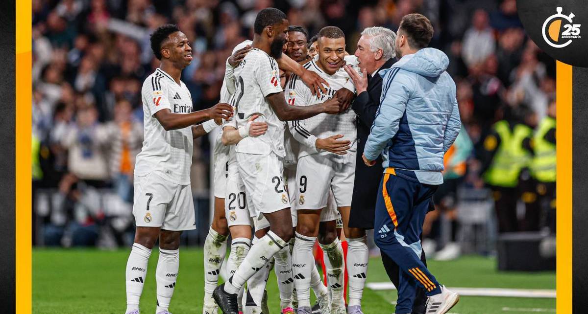 Mbappé es felicitado por sus compañeros (@RealMadrid)