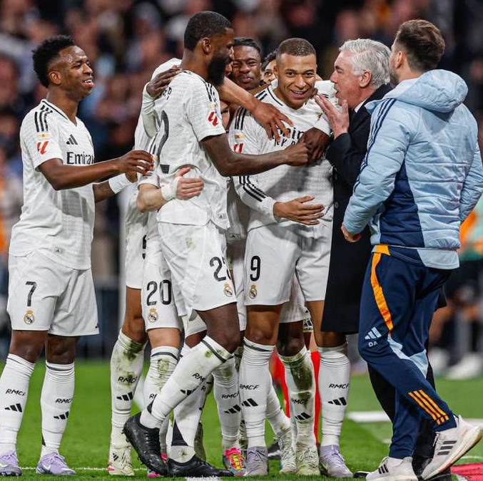 Mbappé es felicitado por sus compañeros (@RealMadrid)