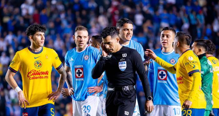 Los últimos duelos de América y Cruz Azul han tenido polémica arbitral (Imago7)