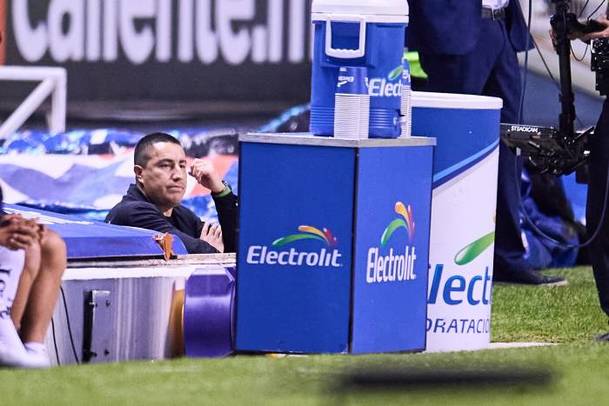 Efraín Juárez se oculta para seguir viendo el partido (Mexsport)