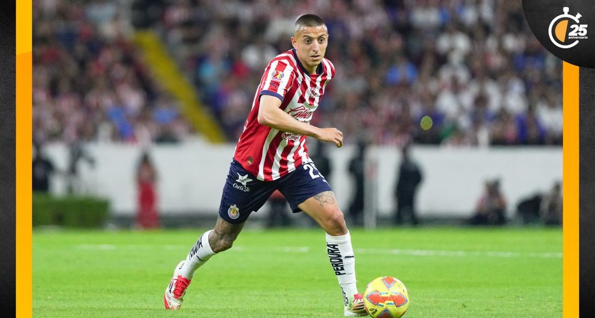 Roberto Alvarado en el duelo entre Chivas y Cruz Azul (Imago7)