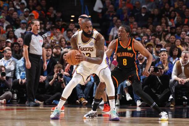 LeBron James intenta avanzar entre la marca del Thunder (AFP)