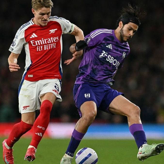 Raúl Jiménez en el duelo entre Fulham y Arsenal (AFP)