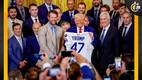 Donald Trump posa con un jersey personalizado del equipo angelino (@Dodgers)