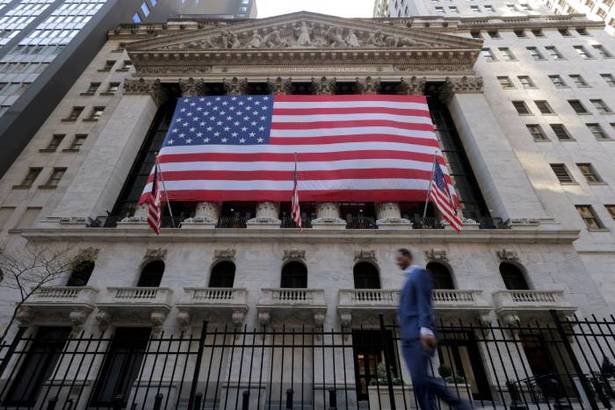 Edificio de Wall Street en Nueva York con bandera de Estados Unidos (Reuters)