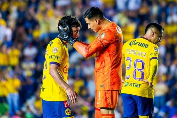 Malagón habla con Zendejas en la Ida ante Cruz Azul (Imago7)