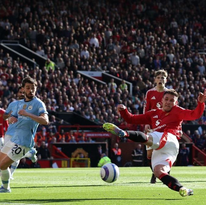 Matheus Nunes, Bernardo Silva, Manuel Ugarte y Alejandro Garnacho en el United vs. City (AFP)