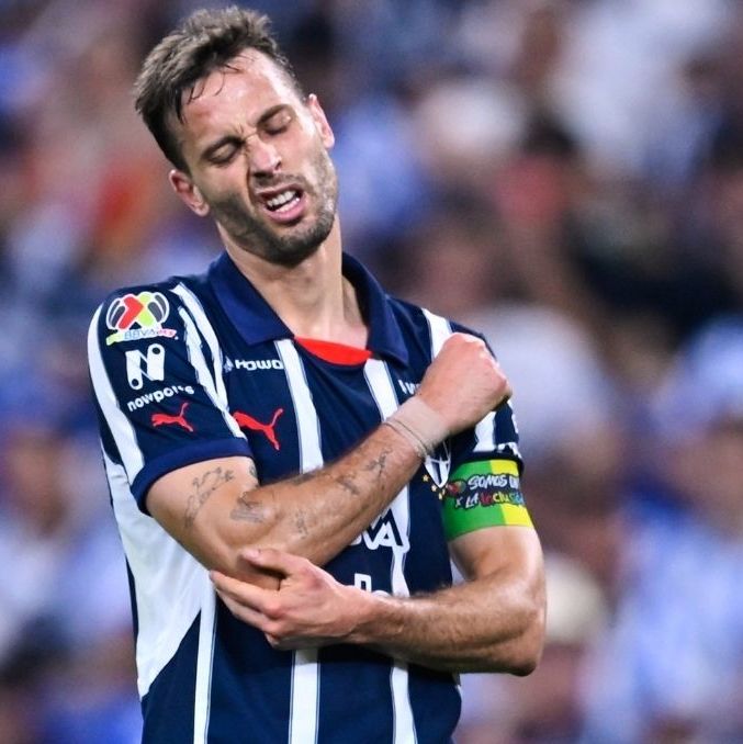 Sergio Canales se lesionó al quebrar una puerta de cristal. (Foto: Mexsport)