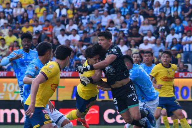 Alan Cervantes choca con Moreno en el Pachuca vs. América (Imago7)