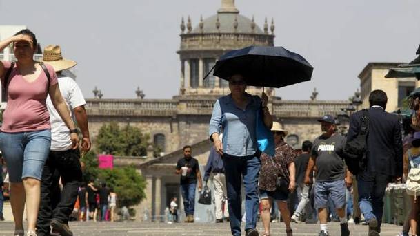 Los récords de calor se han hecho la norma alrededor del mundo (AFP)