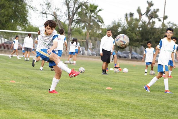Los niños aprenden no sólo futbol, también valores y buenos hábitos. (Foto: Brmatters)