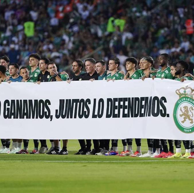 Jugadores de León y su pancarta antes de enfrentar a Pumas (Imago7)