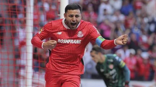Alexis Vega celebra uno de sus goles al Necaxa (Imago7)