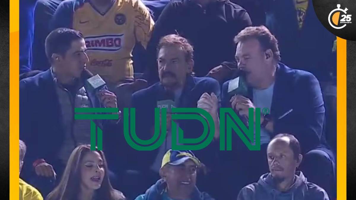 Comentaristas de Televisa narran en la tribuna (Captura)