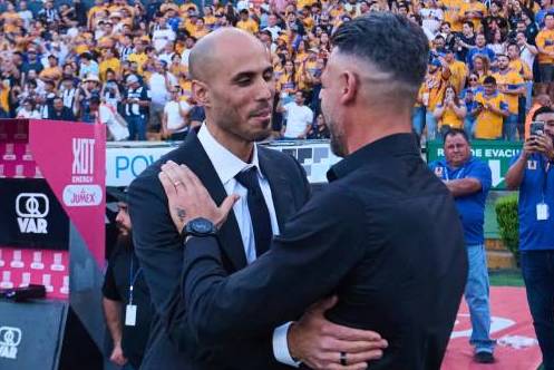 Demichelis y Pizarro se saludan antes del partido (Mexsport)