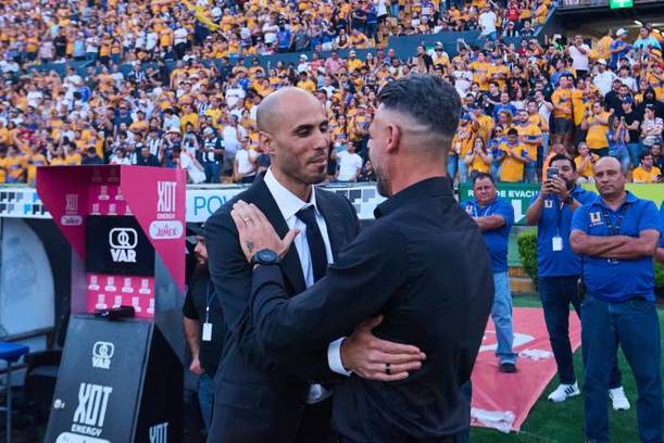 Demichelis y Pizarro se saludan antes del partido (Mexsport)