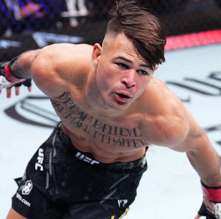 Diego Lopes, durante una pelea (UFC)