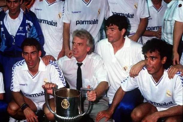 Hugo Sánchez y Leo Beenhakker tras ganar una liga con Real Madrid (Especial)