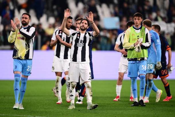 Jugadores de Juventus agradecen a su afición (AFP)