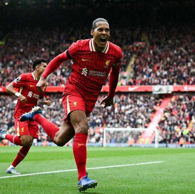 Virgil Van Dijk dio los tres puntos al Liverpool (AFP)