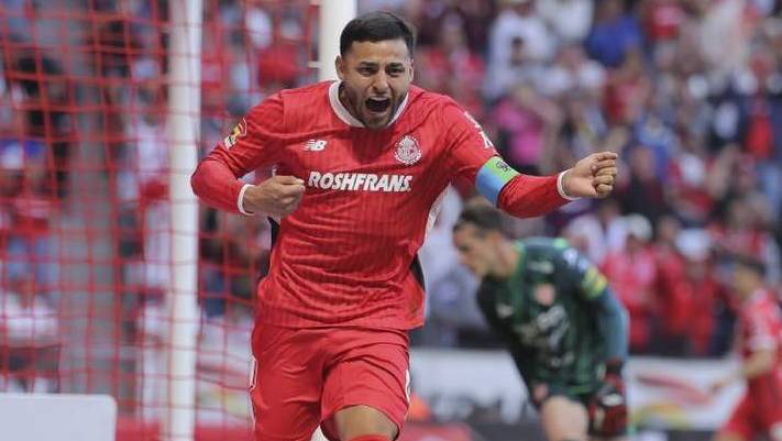 Alexis Vega celebra uno de sus goles al Necaxa (Imago7)
