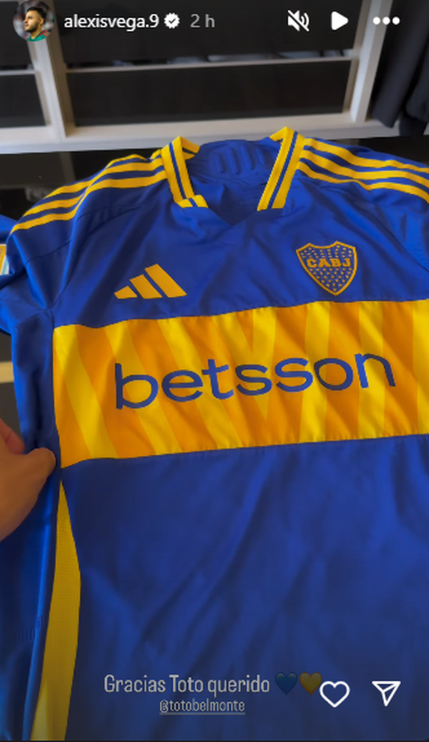 Alexis Vega muestra playera que recibió de Boca Juniors