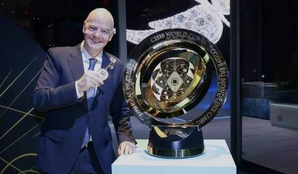 Infantino muestra el nuevo trofeo del Mundial de Clubes (FIFA)