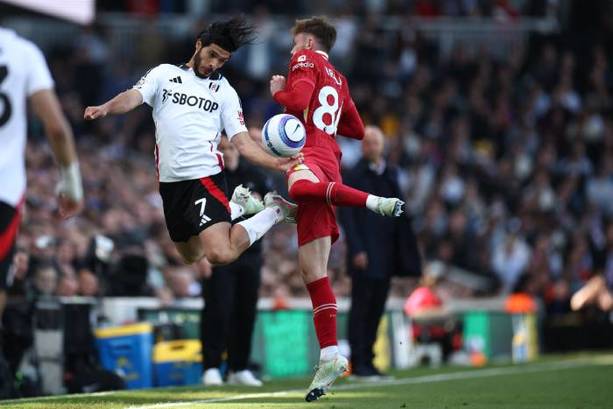 Raúl Jiménez pelea un balón en la Premier League (AFP)