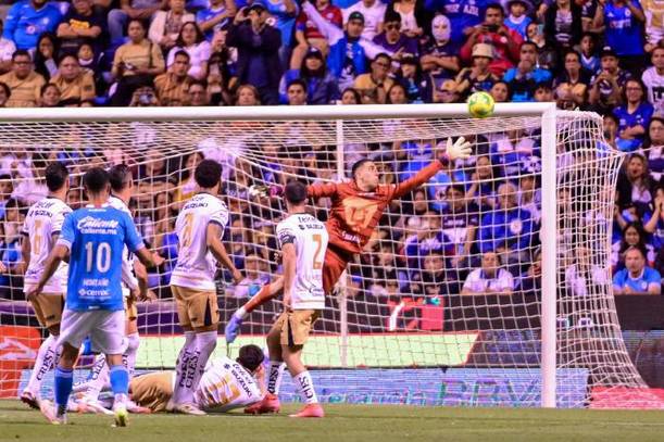 Álex Padilla observa el viaje del balón en un gol de Cruz Azul (Imago7)
