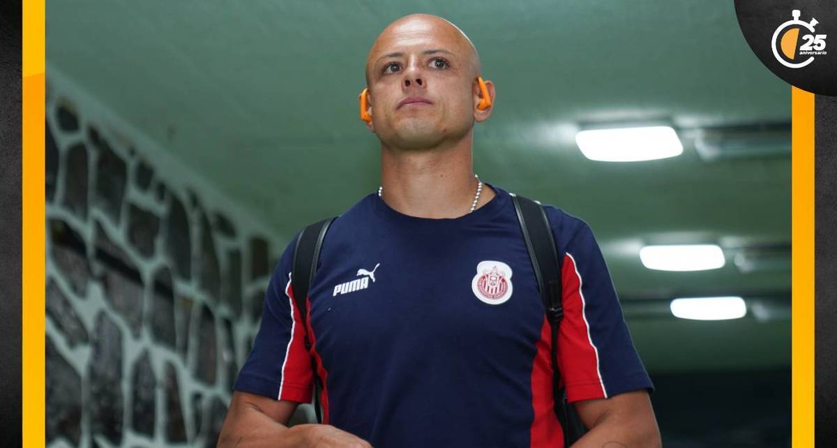 Chicharito Hernández arriba a un juego de Chivas (Imago7)