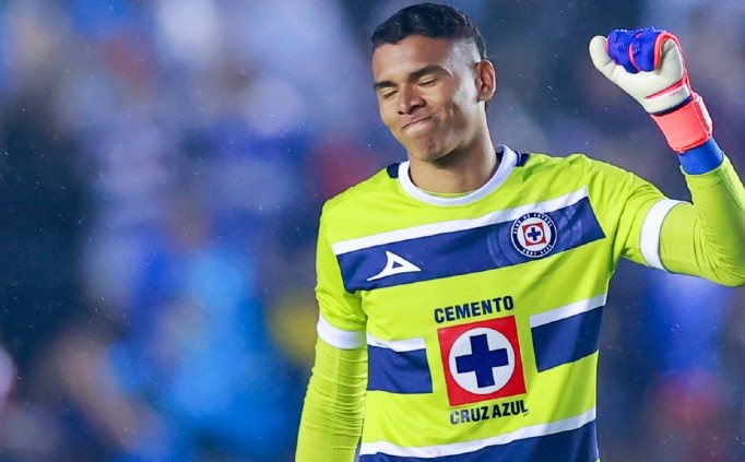 Martinoli y Luis García se rinden en elogios ante Kevin Mier (Foto: Imago7)