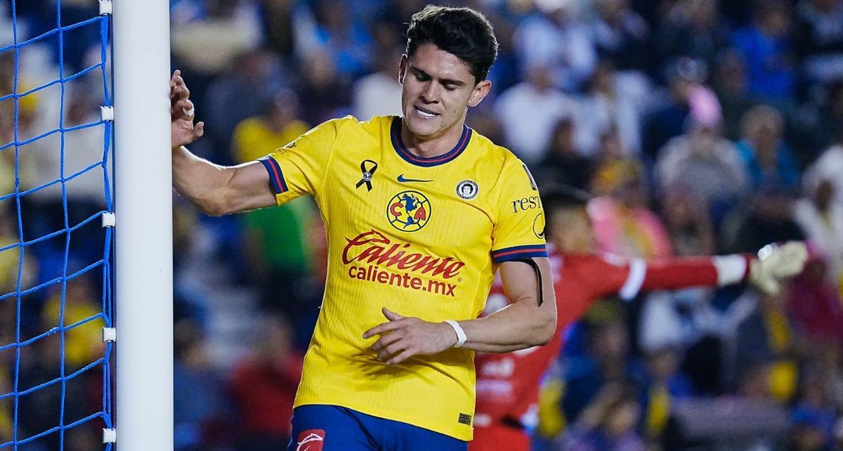 Israel Reyes se lamenta en el último Clásico Joven (Imago7)
