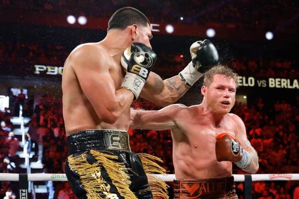 Berlanga sintió el poder de Canelo Álvarez (AFP)