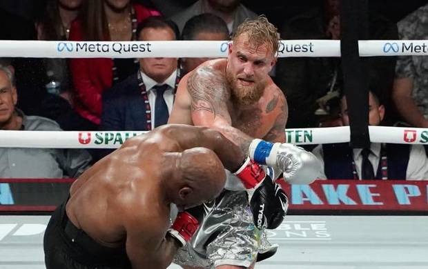 Jake Paul golpea a Mike Tyson en su pelea (AFP)