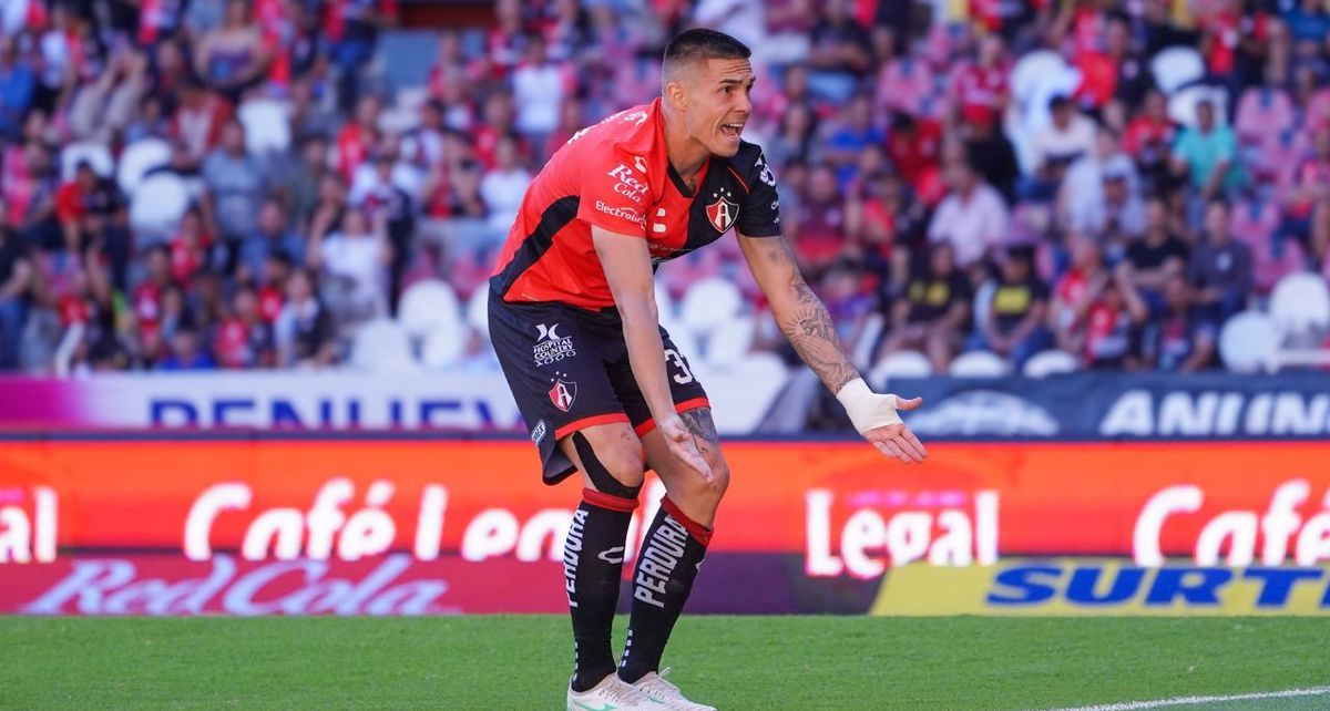 Uros Durdevic pelea con Paulinho y Cambindo por el campeonato de goleo (Imago7)