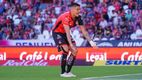 Uros Durdevic pelea con Paulinho y Cambindo por el campeonato de goleo (Imago7)