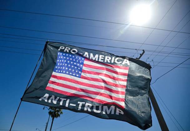 Bandera anti Donald Trump en protesta (AFP)