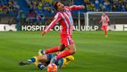 Giuiliano Simeone en disputa del balón durante Las Palmas vs Atlético de Madrid (EFE)
