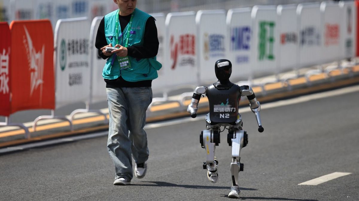 China presenta a Tiangong, primer robot en correr Medio Maratón real