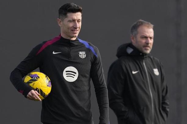 Lewandowski y Flick, en un entrenamiento del Barcelona (EFE)