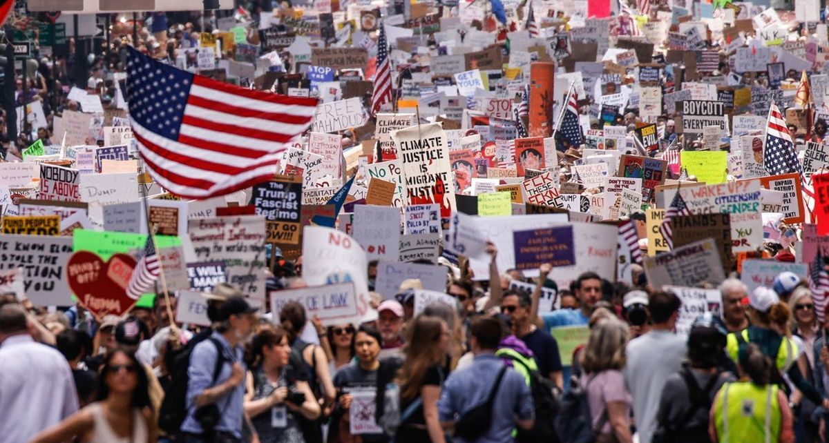 Miles de personas se manifestaron contra el gobierno de Trump (AFP)