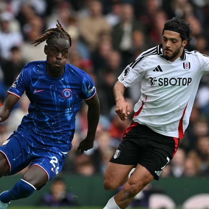 Raúl Jiménez jugó 84 minutos ante el Chelsea (AFP)