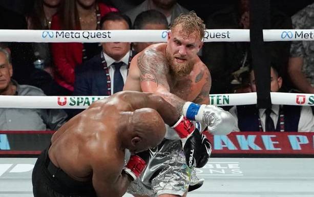Jake Paul golpea a Mike Tyson en su pelea (AFP)
