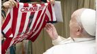 Papa Francisco recibe una playera del Guadalajara (@FernandaDeLunaM)