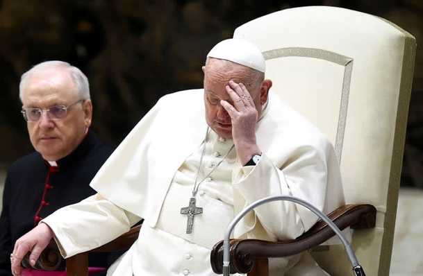 Papa Francisco se lamenta en un evento (Reuters)