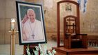 Retrato del papa Francisco en una iglesia (AFP)