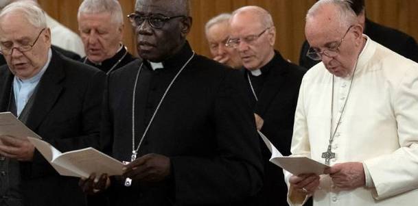 Robert Sarah reza junto al Papa Francisco (AFP)