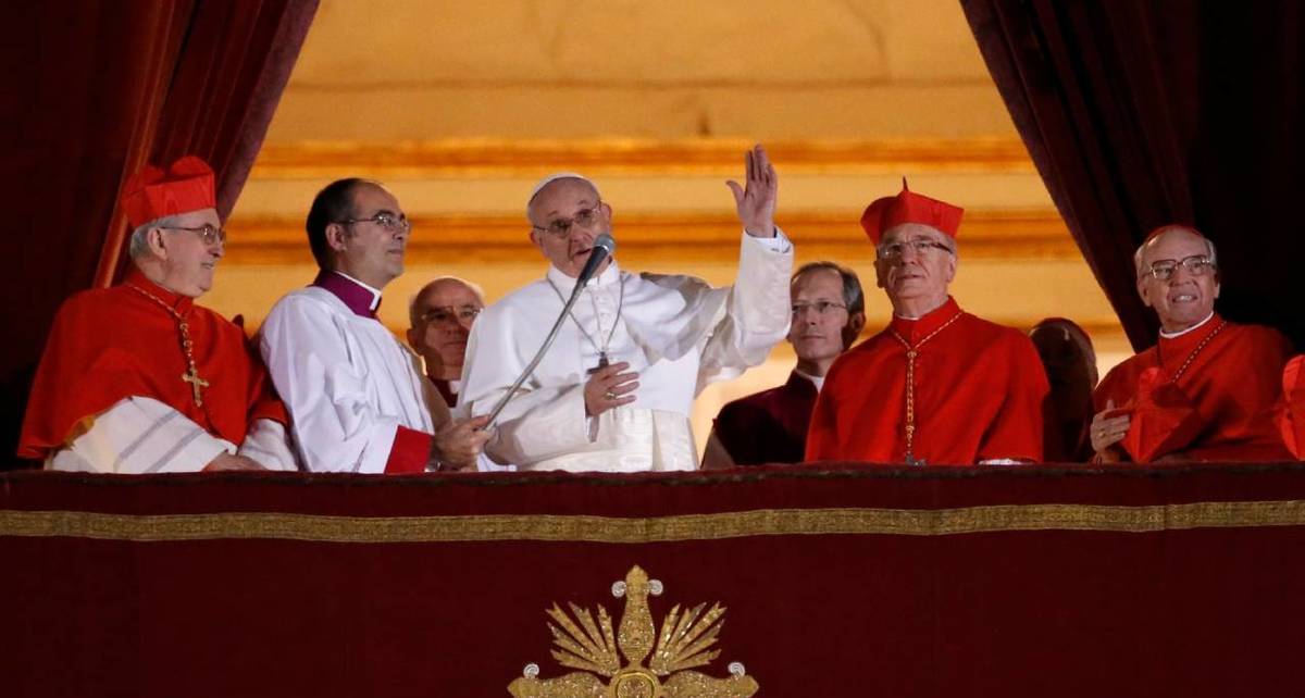 El papa Francisco, tras ser electo en el último cónclave (EFE)