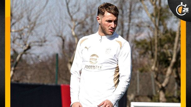 Santiago Gimenez durante un entrenamiento del Milan (X: @acmilan)